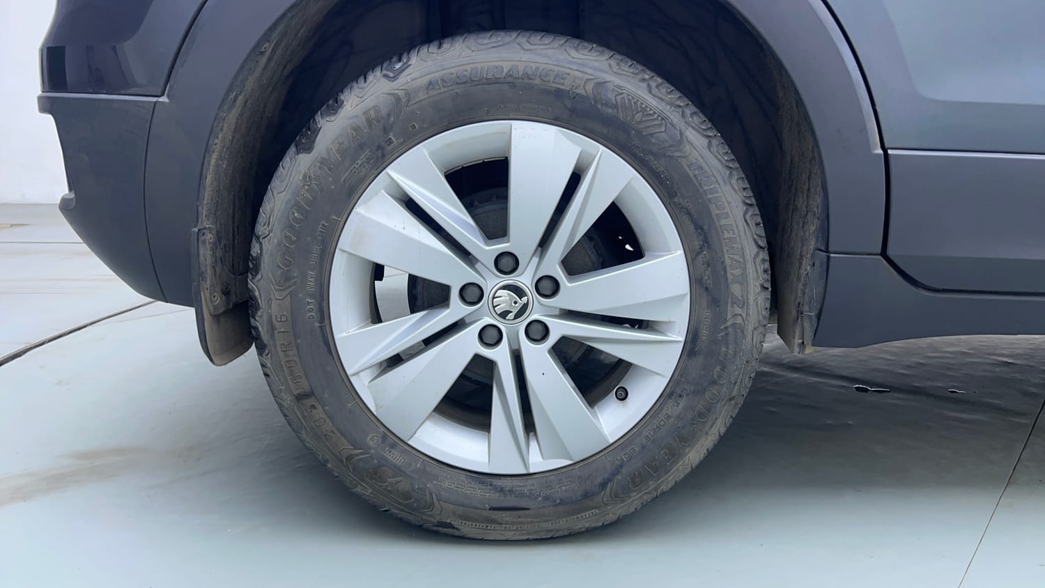 Used 2022 Skoda Kushaq Ambition 1.0L TSI AT Petrol Automatic tyres RIGHT REAR TYRE RIM VIEW
