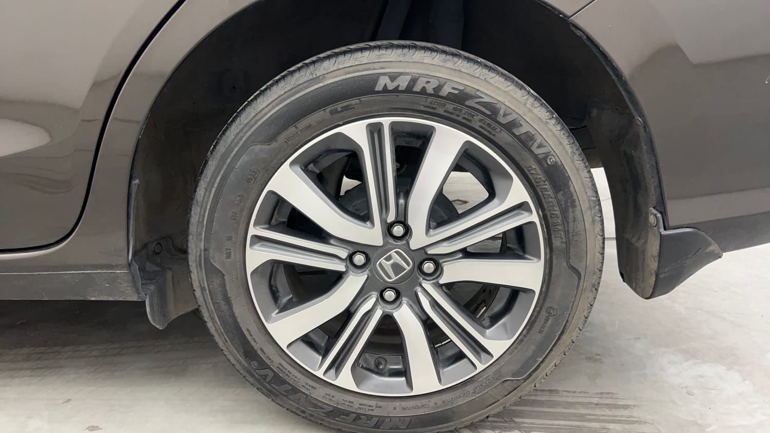 Used 2023 Honda Amaze VX MT 1.2 Petrol Petrol Manual tyres LEFT REAR TYRE RIM VIEW