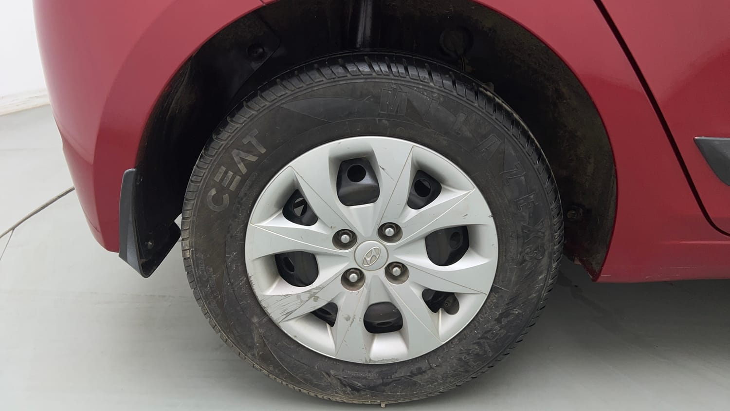 Used 2015 Hyundai Elite i20 Sportz 1.2 Petrol Manual tyres RIGHT REAR TYRE RIM VIEW