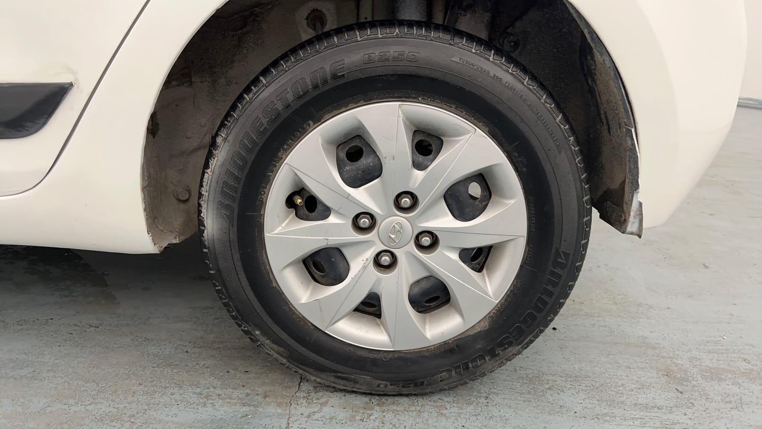 Used 2018 Hyundai Elite i20 Magna Executive 1.2 Petrol Manual tyres LEFT REAR TYRE RIM VIEW