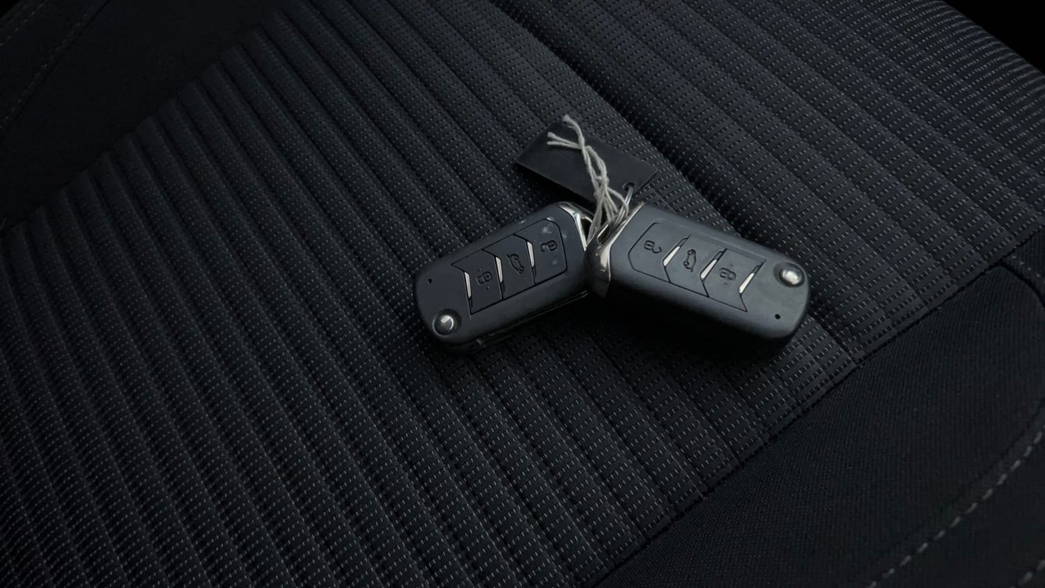 Used 2025 Mahindra XUV700 AX5 Diesel AT 7 STR Diesel Automatic extra CAR KEY VIEW