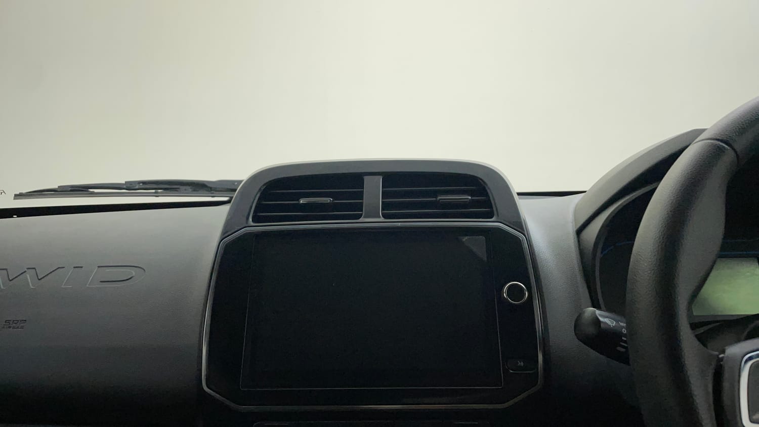 Used 2021 Renault Kwid RXT 1.0 AMT Opt Petrol Automatic top_features Integrated (in-dash) music system