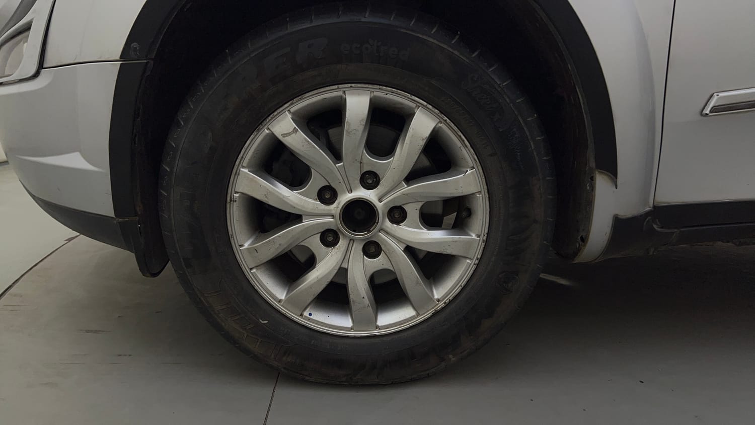 Used 2016 Mahindra XUV500 W10 AT Diesel Automatic tyres LEFT FRONT TYRE RIM VIEW