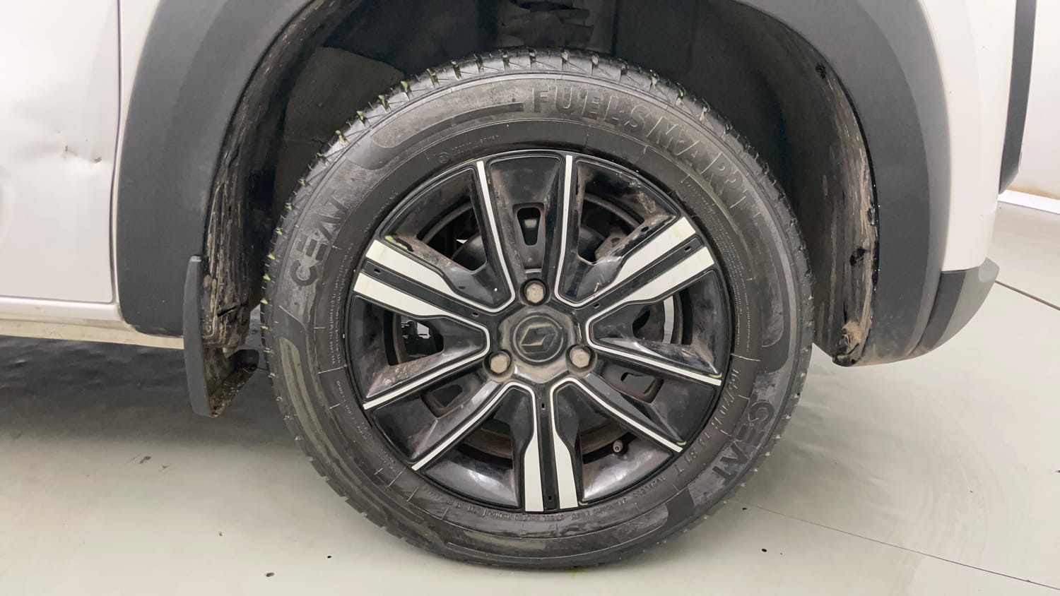 Used 2023 Renault Kwid CLIMBER AMT Petrol Automatic tyres RIGHT FRONT TYRE RIM VIEW