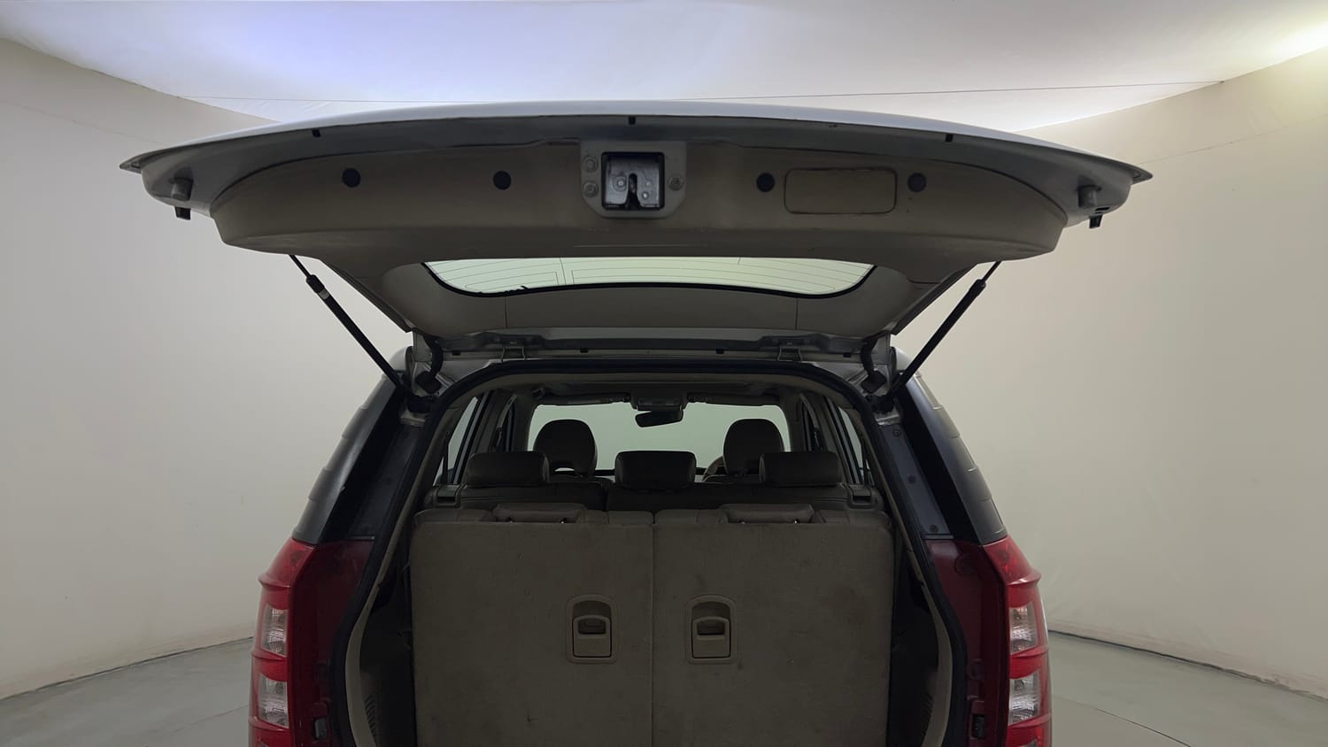 Used 2016 Mahindra XUV500 W10 AT Diesel Automatic interior DICKY DOOR OPEN VIEW