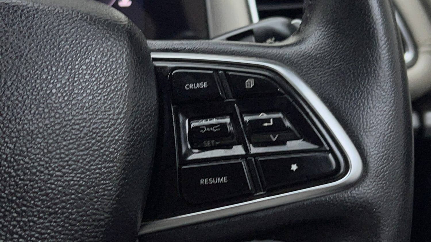 Used 2021 Mahindra XUV700 AX 7 Diesel AT Luxury Pack 7 STR Diesel Automatic top_features Cruise control