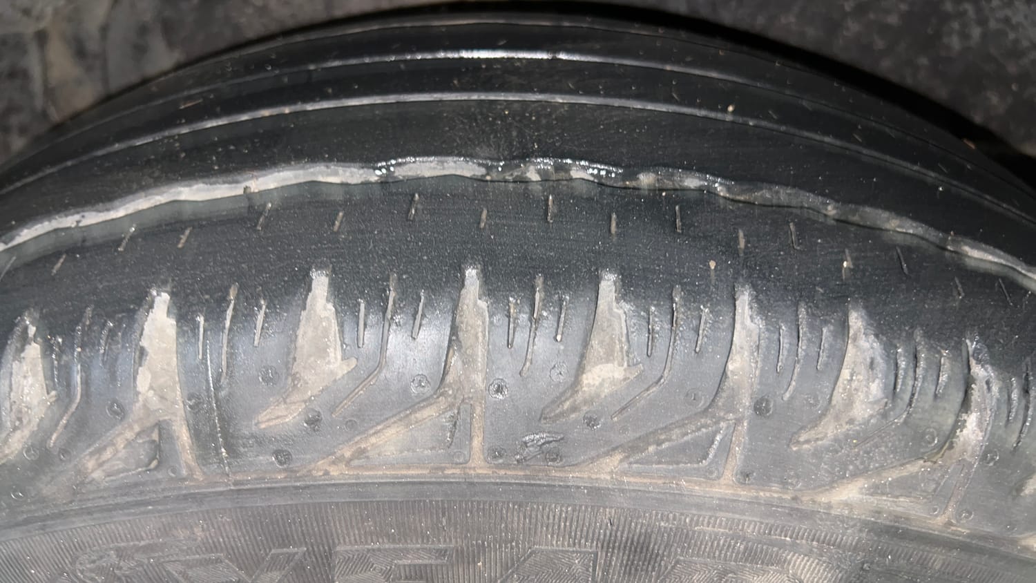 Used 2016 Mahindra XUV500 W10 AT Diesel Automatic tyres RIGHT REAR TYRE TREAD VIEW