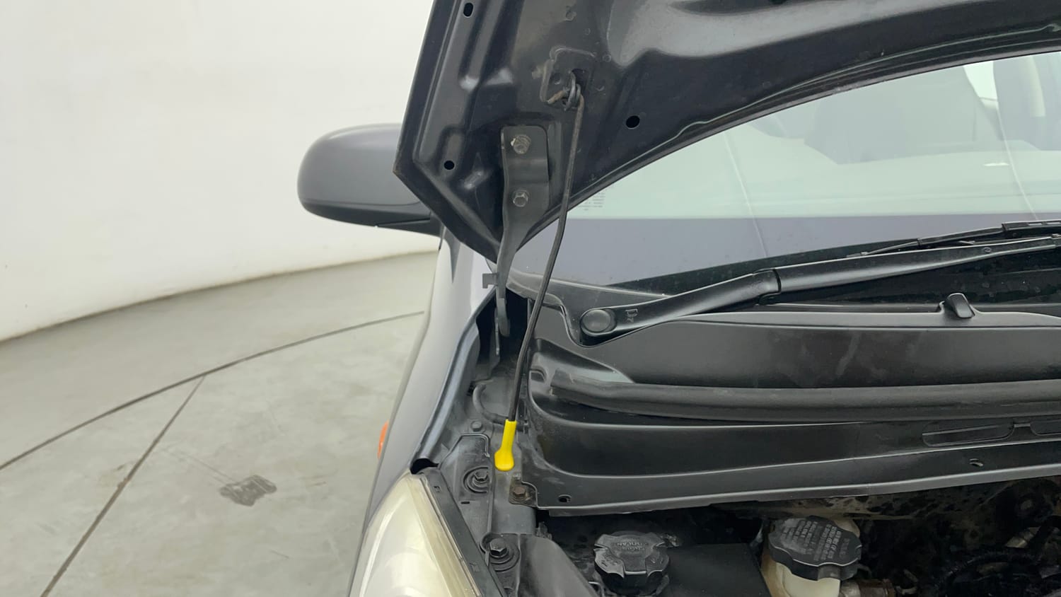 Used 2014 Hyundai i10 Sportz 1.1 iRDE2 Petrol Manual engine ENGINE RIGHT SIDE HINGE & APRON VIEW