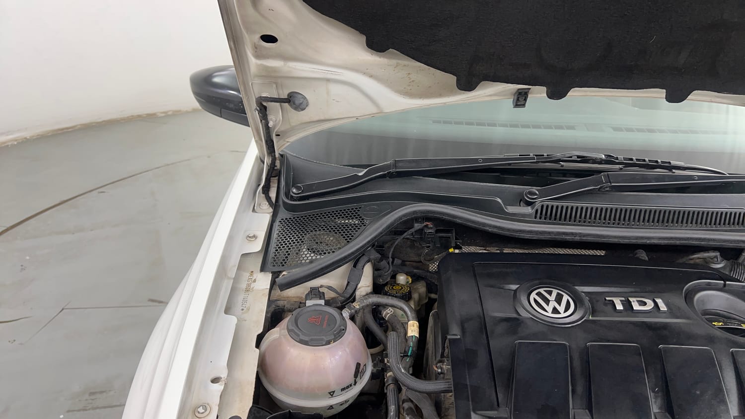 Used 2019 Volkswagen Ameo Highline Plus 1.5L AT (D)16 Alloy Diesel Automatic engine ENGINE RIGHT SIDE HINGE & APRON VIEW