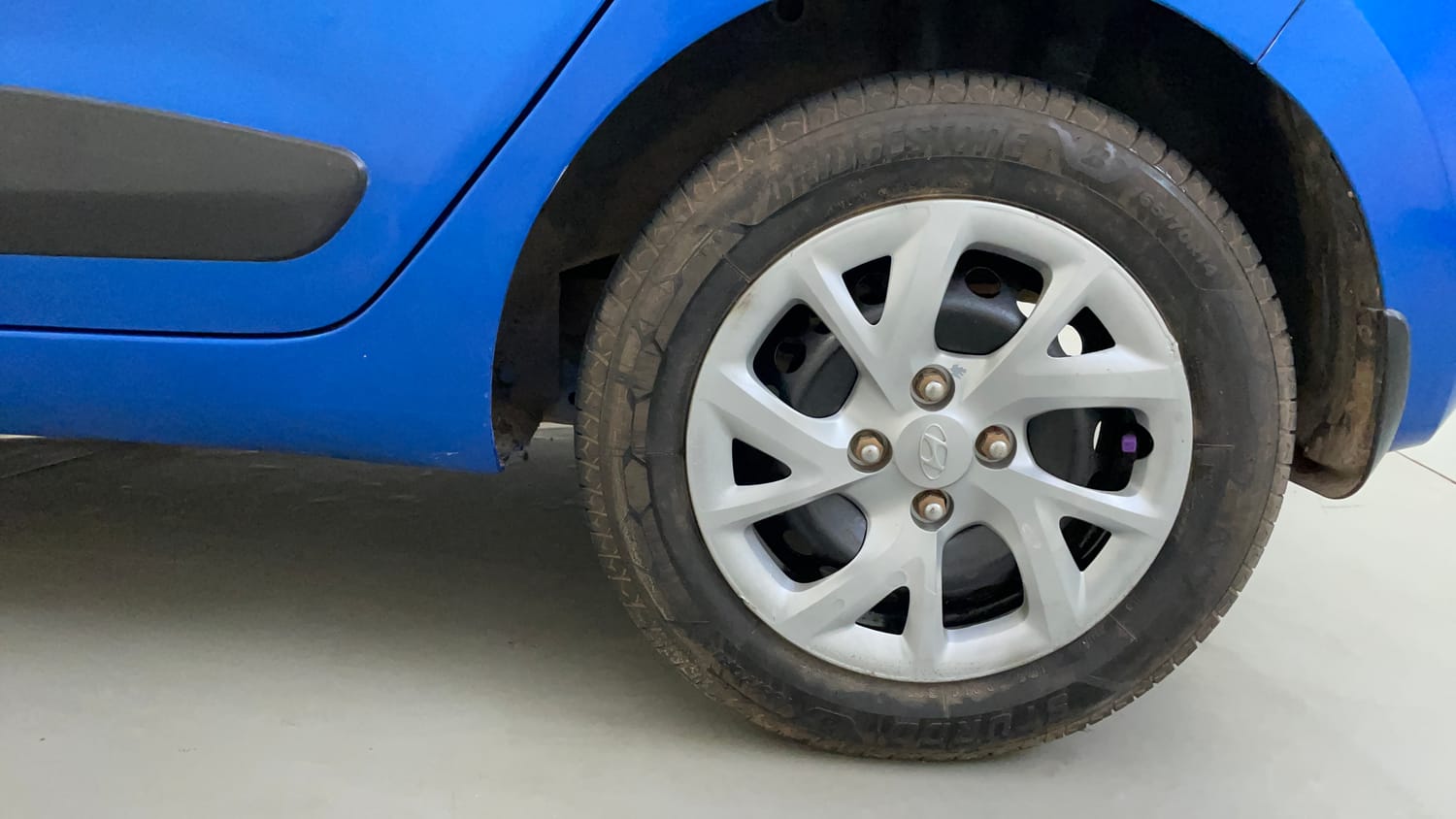Used 2018 Hyundai Grand i10 Magna 1.2 Kappa VTVT Petrol Manual tyres LEFT FRONT TYRE RIM VIEW