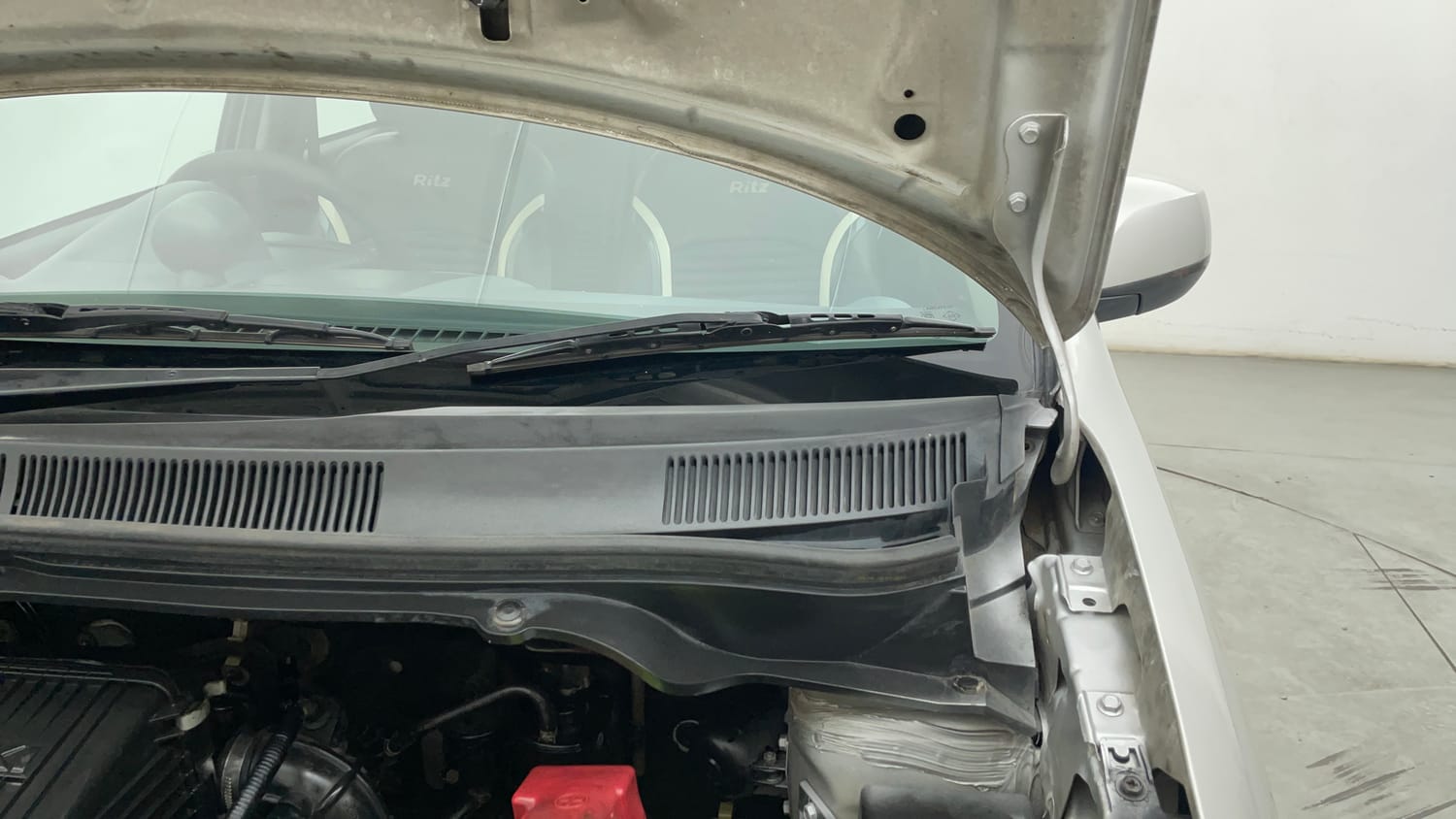 Used 2015 Maruti Suzuki Ritz Vxi BS-IV Petrol Manual engine ENGINE LEFT SIDE HINGE & APRON VIEW