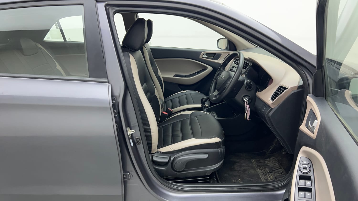 Used 2020 Hyundai Elite i20 Sportz Plus 1.2 Petrol Manual interior RIGHT SIDE FRONT DOOR CABIN VIEW