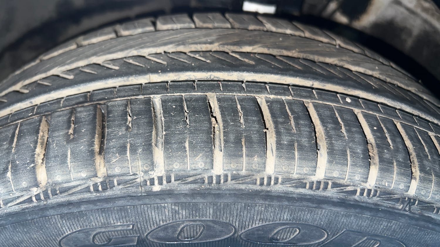 Used 2013 Volkswagen Polo Highline1.2L (P) Petrol Manual tyres LEFT FRONT TYRE TREAD VIEW