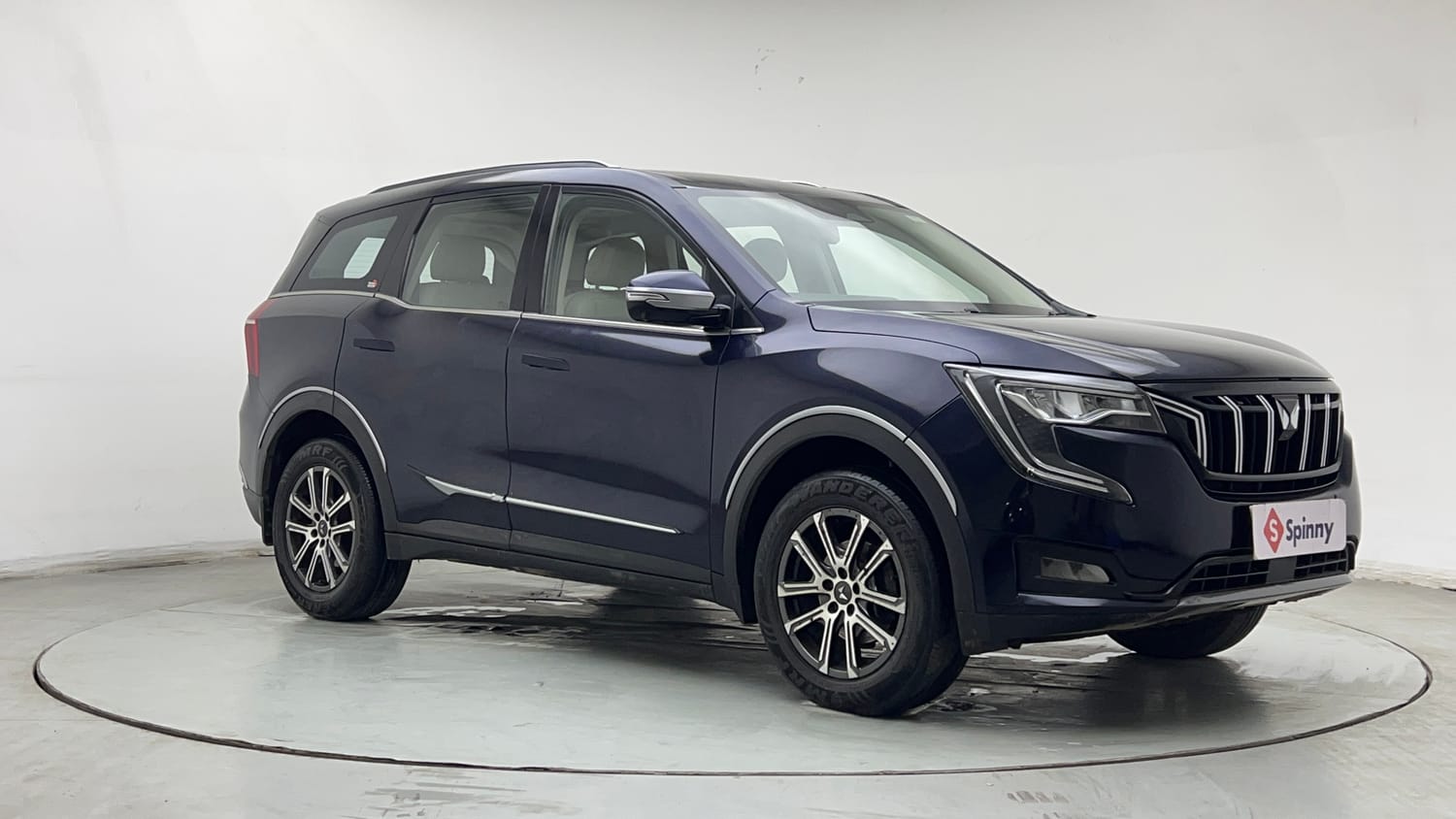 Used 2021 Mahindra XUV700 AX 7 Diesel AT Luxury Pack 7 STR Diesel Automatic exterior RIGHT FRONT CORNER VIEW