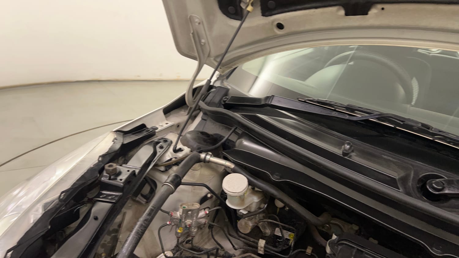 Used 2015 Maruti Suzuki Swift VXi Petrol Manual engine ENGINE RIGHT SIDE HINGE & APRON VIEW
