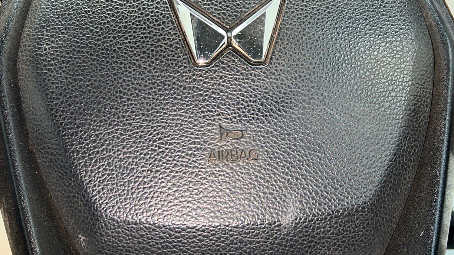 Used 2022 Mahindra XUV 300 W6 1.2 Petrol Petrol Manual top_features Airbags