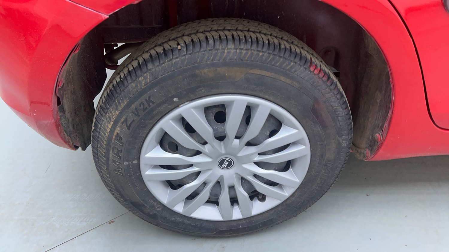 Used 2015 Maruti Suzuki Swift VXi Petrol Manual tyres RIGHT REAR TYRE RIM VIEW