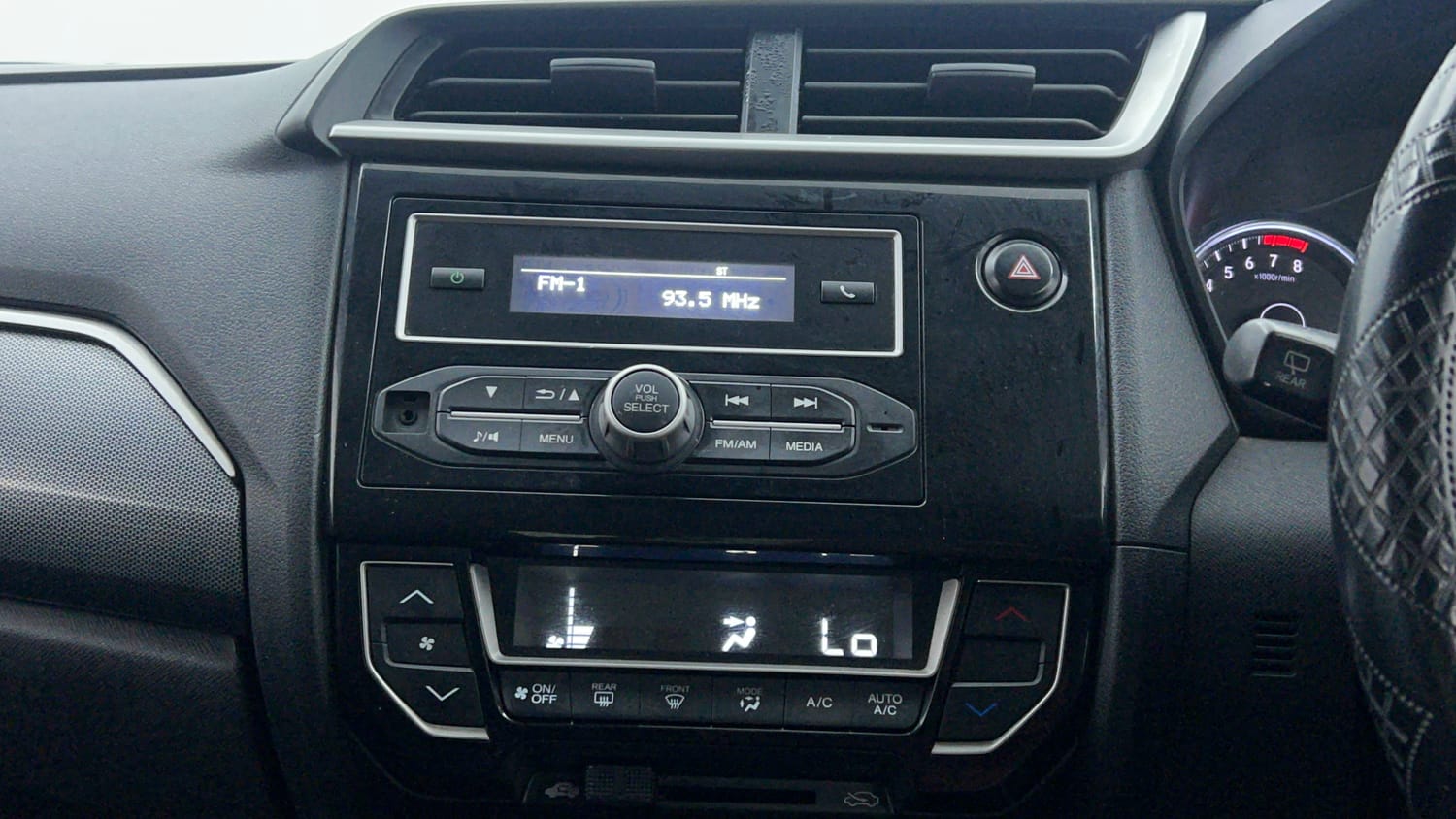 Used 2019 Honda BR-V V Petrol Petrol Manual interior MUSIC SYSTEM & AC CONTROL VIEW