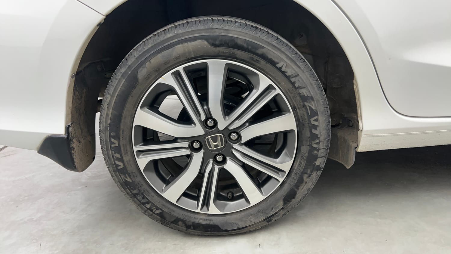Used 2022 Honda Amaze VX CVT 1.2 Petrol Petrol Automatic tyres RIGHT REAR TYRE RIM VIEW