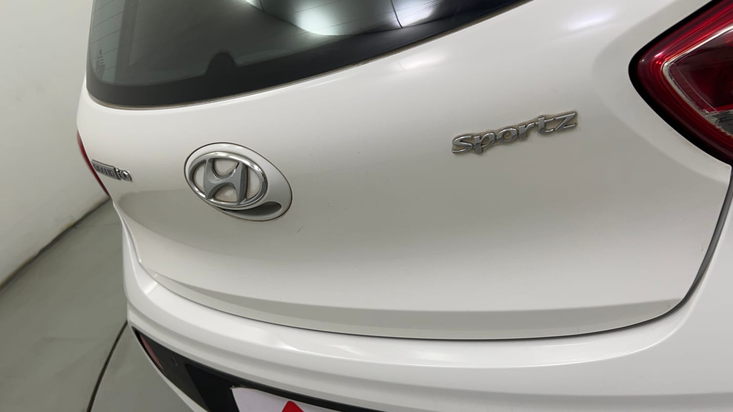 Used 2018 Hyundai Grand i10 Sportz AT 1.2 Kappa VTVT Petrol Automatic dents MINOR SCRATCH