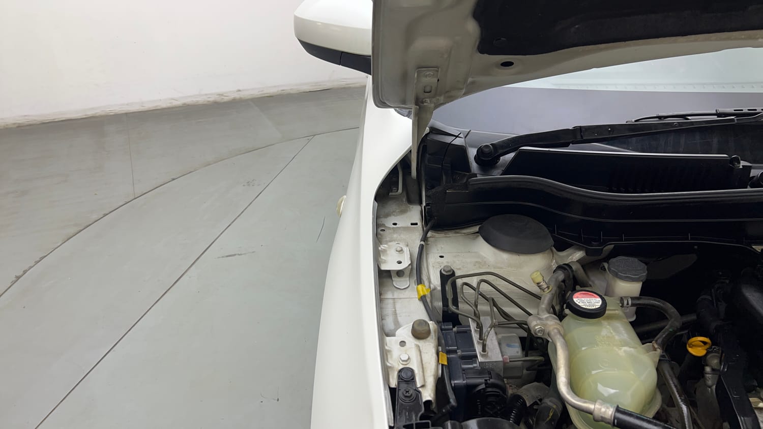 Used 2018 maruti-suzuki Vitara Brezza VDi AGS Diesel Automatic engine ENGINE RIGHT SIDE HINGE & APRON VIEW