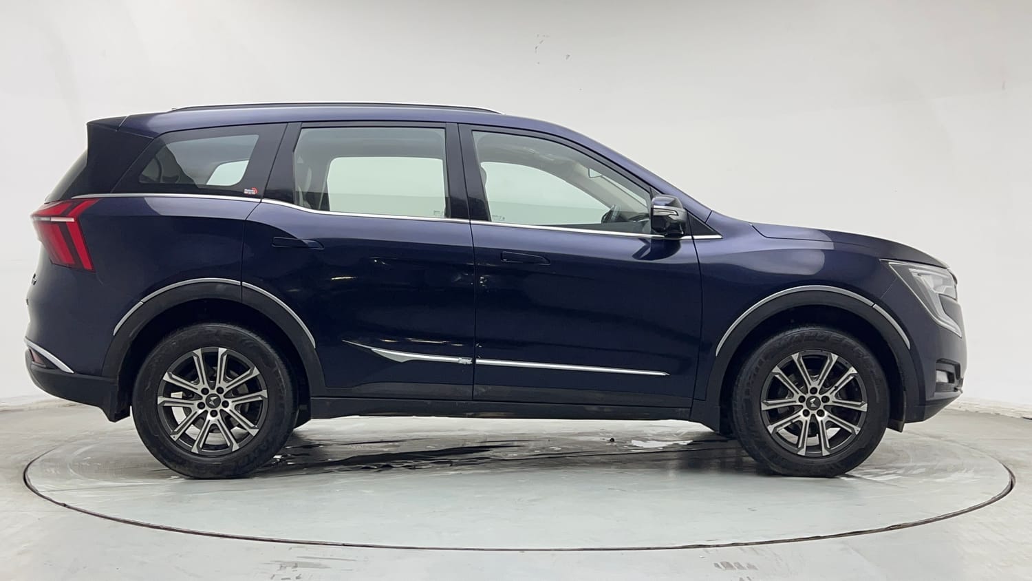 Used 2021 Mahindra XUV700 AX 7 Diesel AT Luxury Pack 7 STR Diesel Automatic exterior RIGHT SIDE VIEW