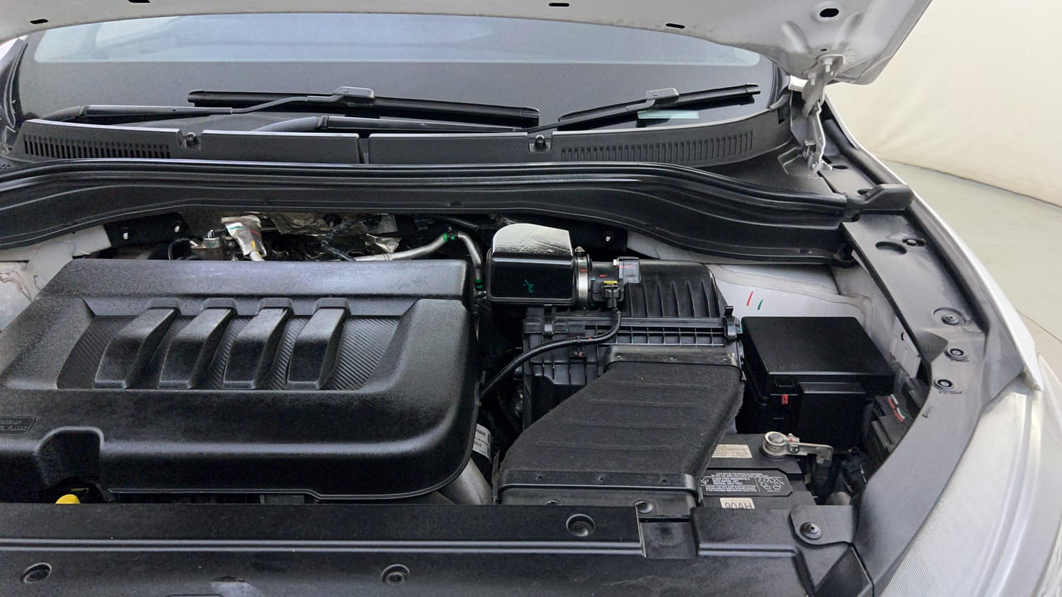 Used 2025 Mahindra XUV700 AX5 Diesel AT 7 STR Diesel Automatic engine ENGINE LEFT SIDE HINGE & APRON VIEW