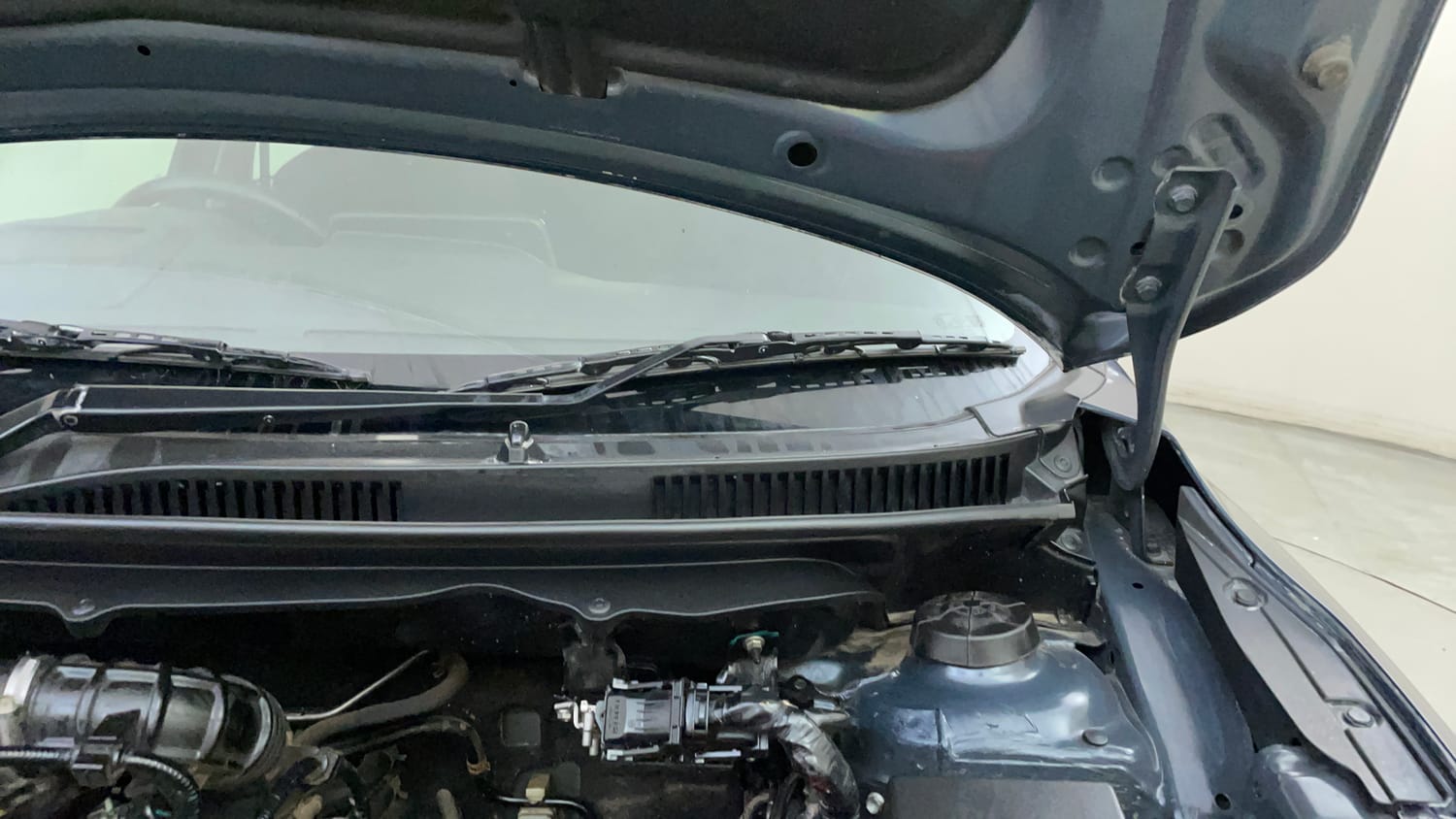 Used 2022 Maruti Suzuki Baleno Alpha AGS Petrol Automatic engine ENGINE LEFT SIDE HINGE & APRON VIEW