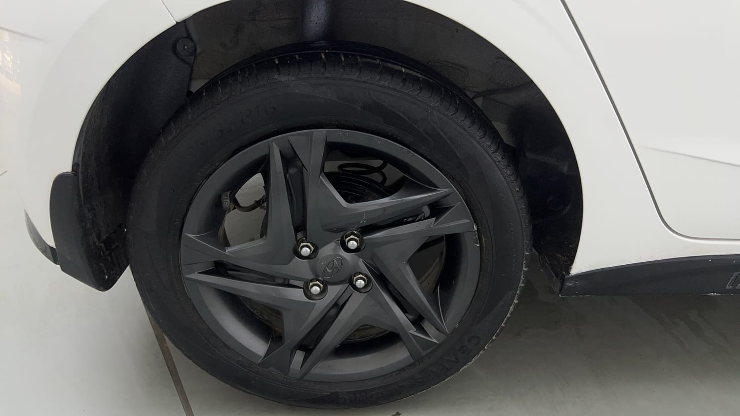 Used 2023 Hyundai i20 Sportz 1.2 IVT Petrol Automatic tyres RIGHT REAR TYRE RIM VIEW