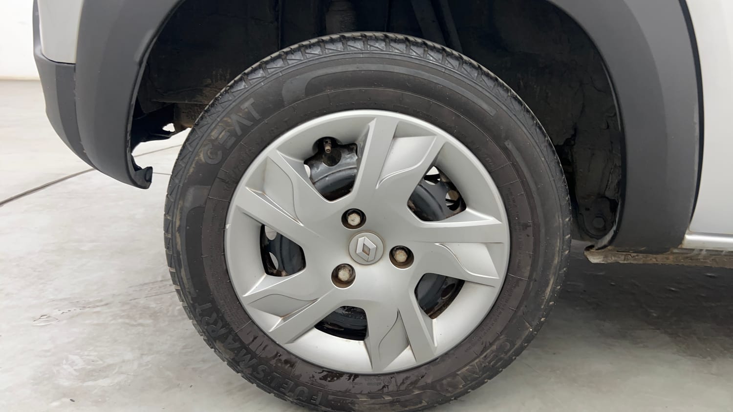 Used 2021 Renault Kwid RXT 1.0 AMT Opt Petrol Automatic tyres RIGHT REAR TYRE RIM VIEW