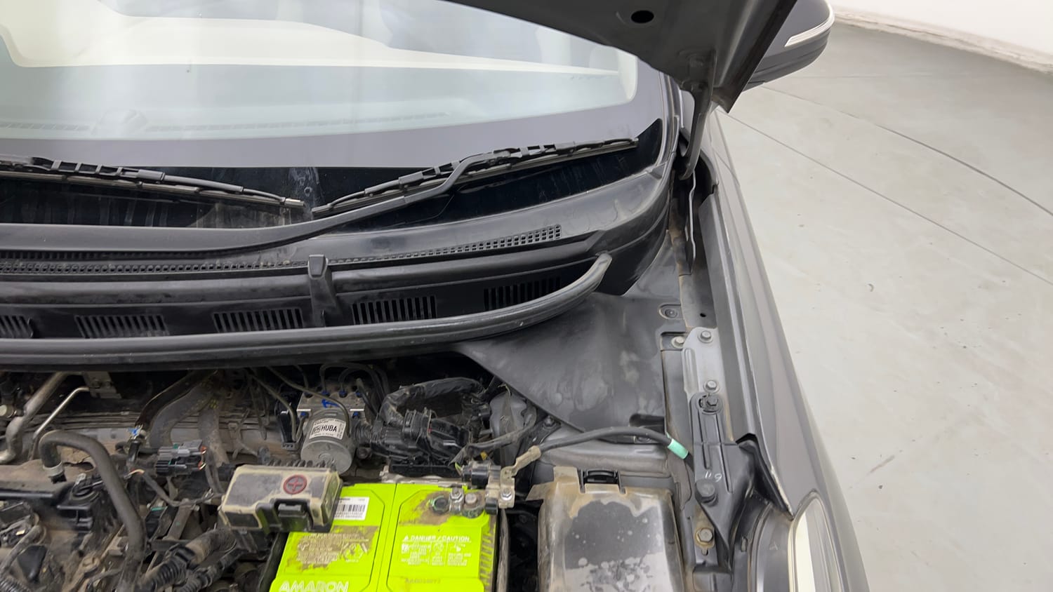 Used 2020 Hyundai Elite i20 Sportz Plus 1.2 Petrol Manual engine ENGINE LEFT SIDE HINGE & APRON VIEW