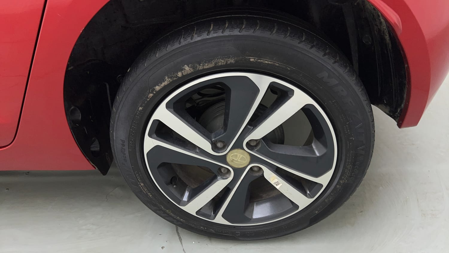Used 2020 Tata Altroz XZ Petrol Petrol Manual tyres LEFT REAR TYRE RIM VIEW