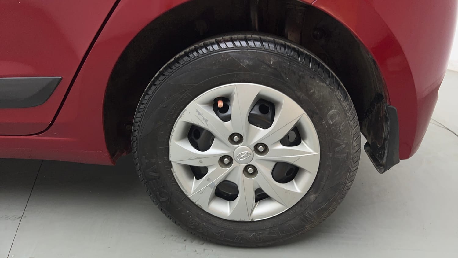 Used 2015 Hyundai Elite i20 Sportz 1.2 Petrol Manual tyres LEFT REAR TYRE RIM VIEW