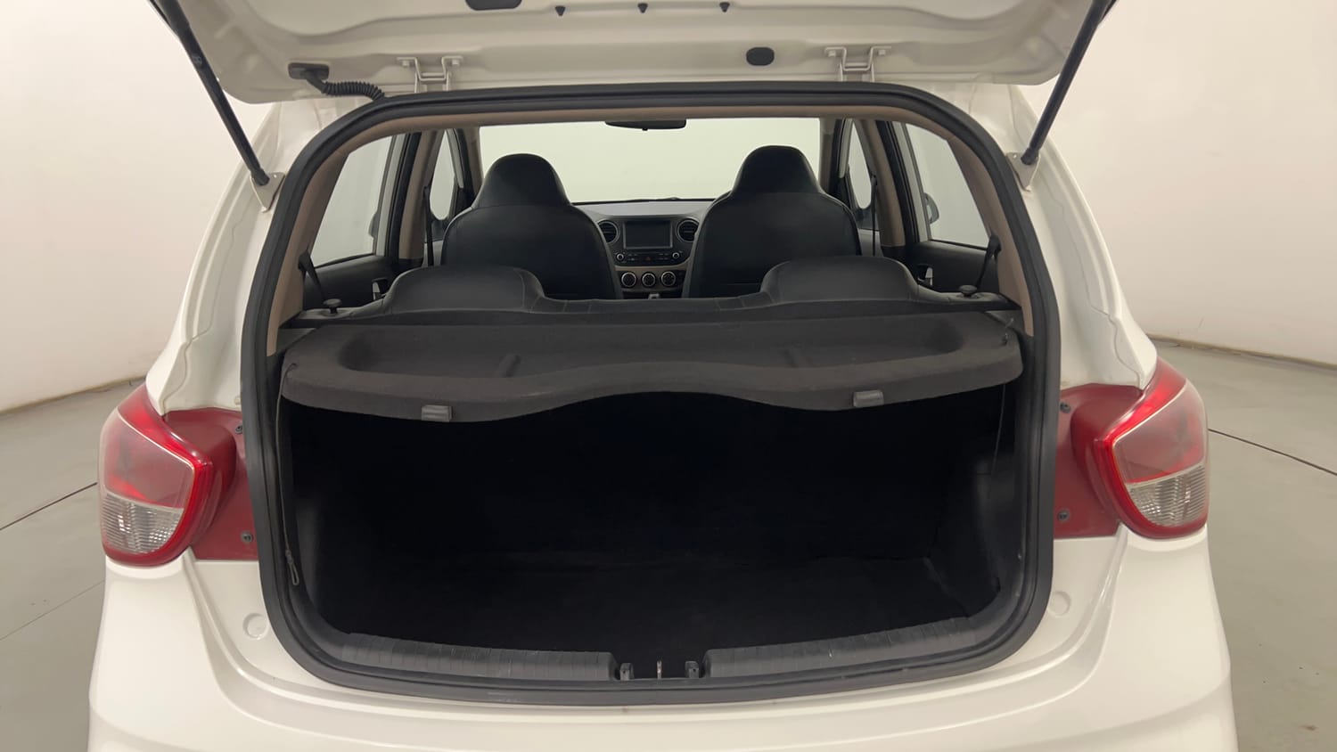 Used 2018 Hyundai Grand i10 Sportz AT 1.2 Kappa VTVT Petrol Automatic interior DICKY INSIDE VIEW
