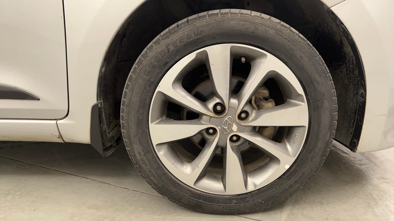 Used 2018 Hyundai Elite i20 Asta 1.2 (O) Petrol Manual tyres RIGHT FRONT TYRE RIM VIEW