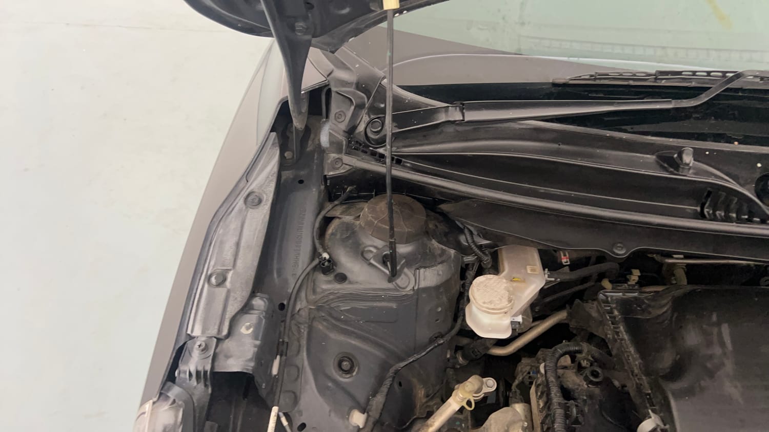 Used 2022 Maruti Suzuki Baleno Delta MT Petrol Manual engine ENGINE RIGHT SIDE HINGE & APRON VIEW