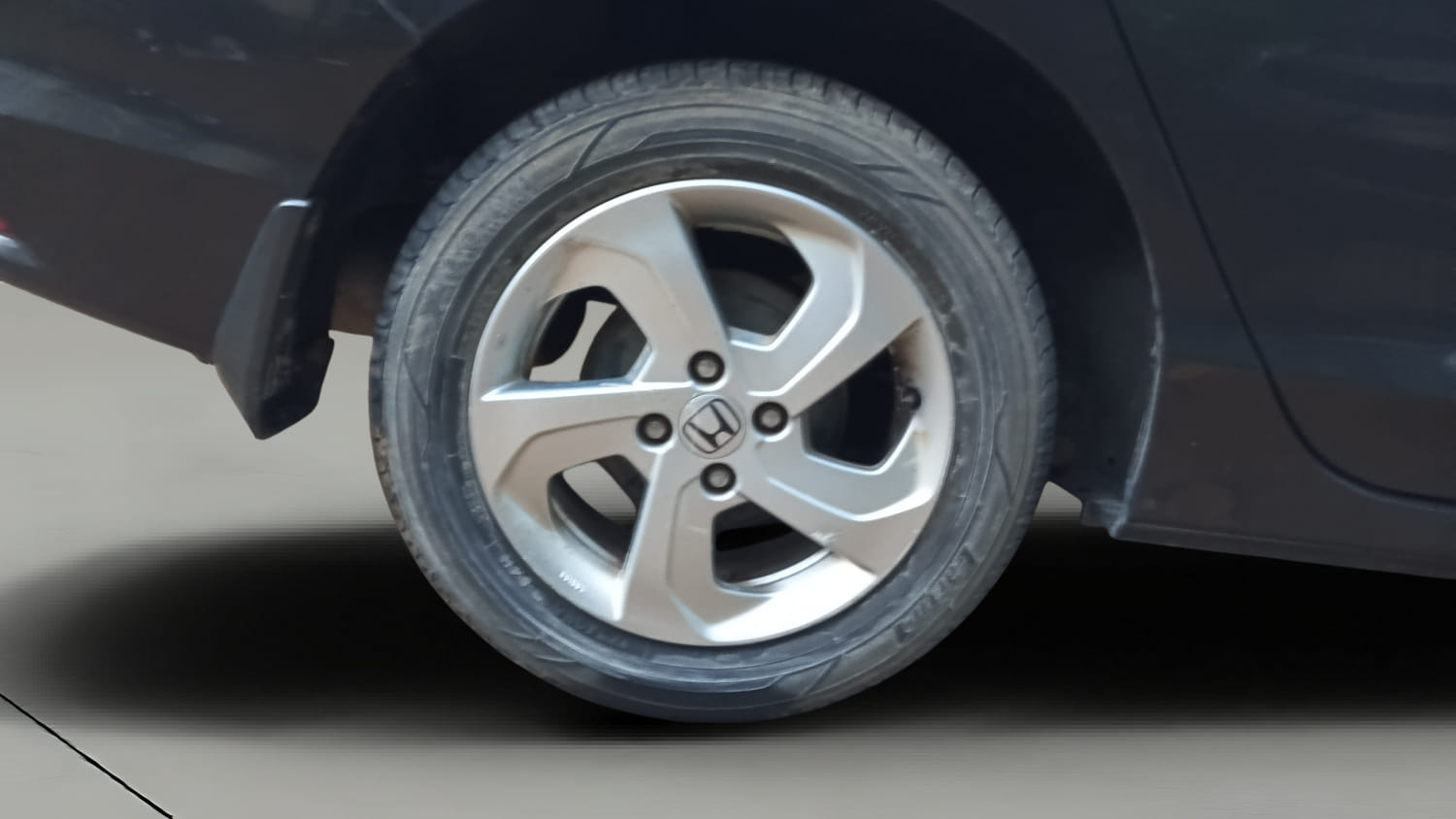 Used 2015 Honda City V Petrol Manual tyres RIGHT REAR TYRE RIM VIEW