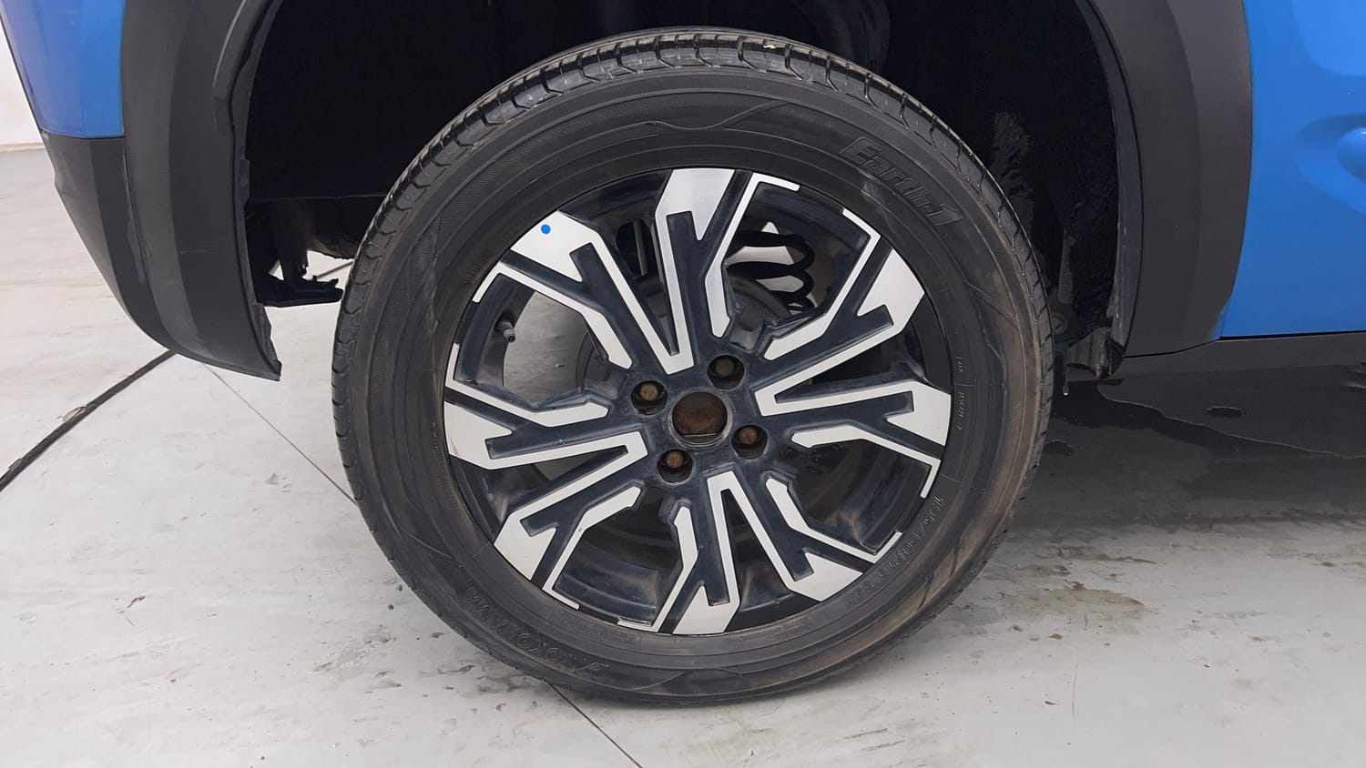 Used 2023 Renault Kiger RXZ 1.0 Turbo MT Dual Tone Petrol Manual tyres RIGHT REAR TYRE RIM VIEW
