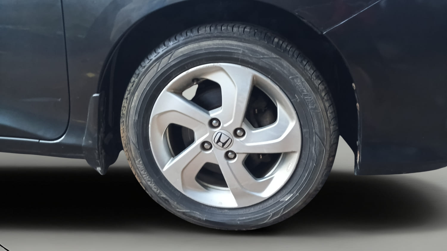 Used 2015 Honda City V Petrol Manual tyres RIGHT FRONT TYRE RIM VIEW