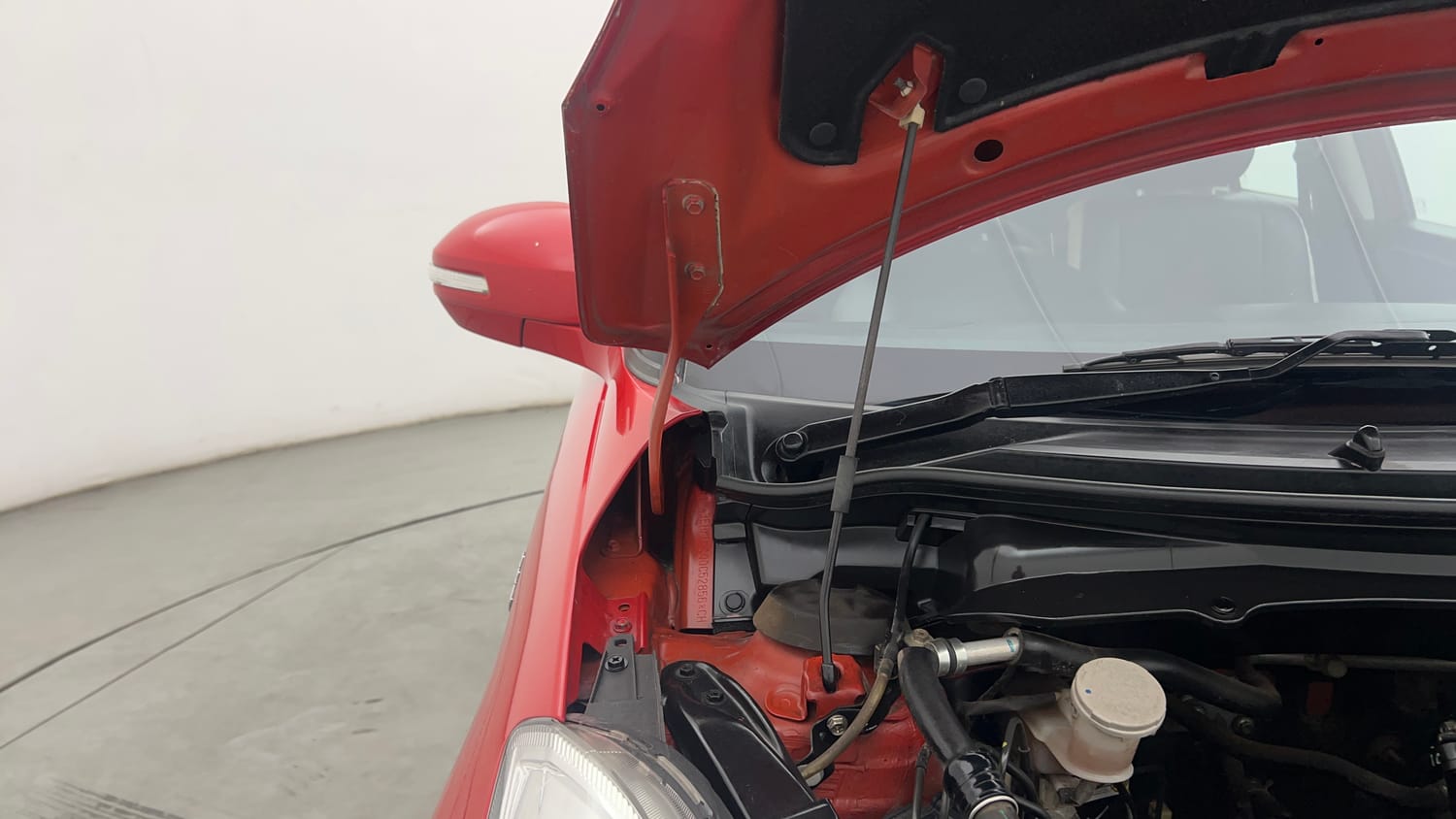 Used 2017 Maruti Suzuki Swift ZXi Petrol Manual engine ENGINE RIGHT SIDE HINGE & APRON VIEW