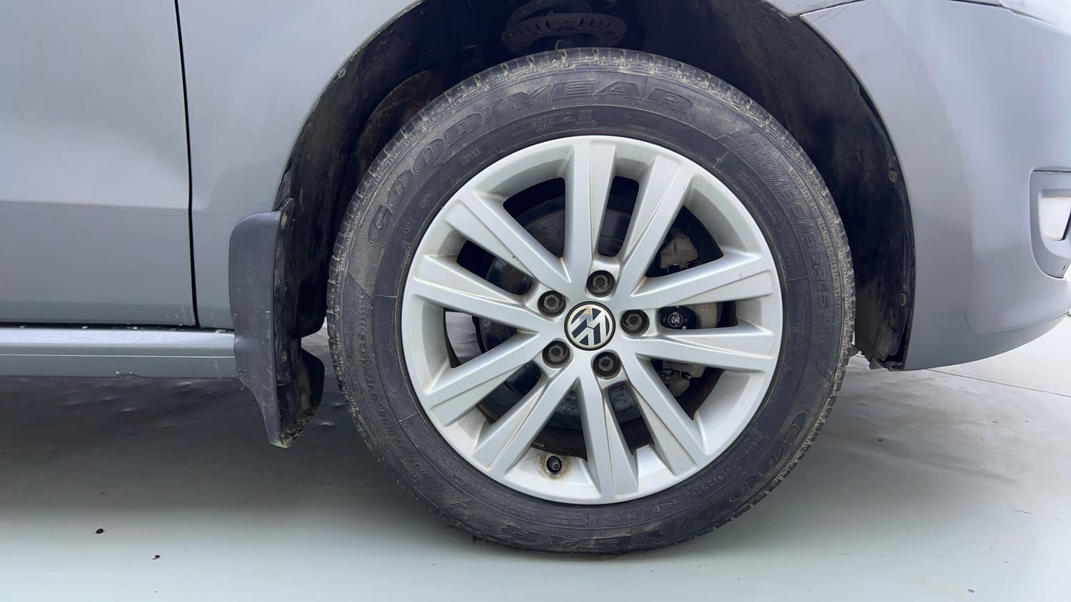 Used 2013 Volkswagen Polo Highline1.2L (P) Petrol Manual tyres RIGHT FRONT TYRE RIM VIEW