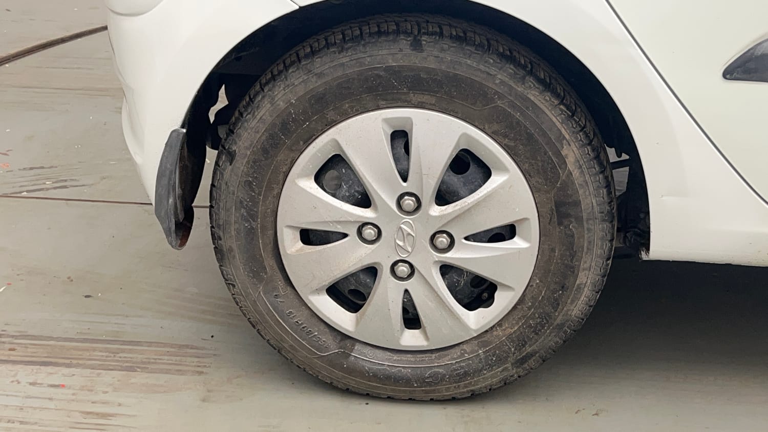 Used 2013 Hyundai i10 Magna 1.1 iRDE2 Petrol Manual tyres RIGHT REAR TYRE RIM VIEW