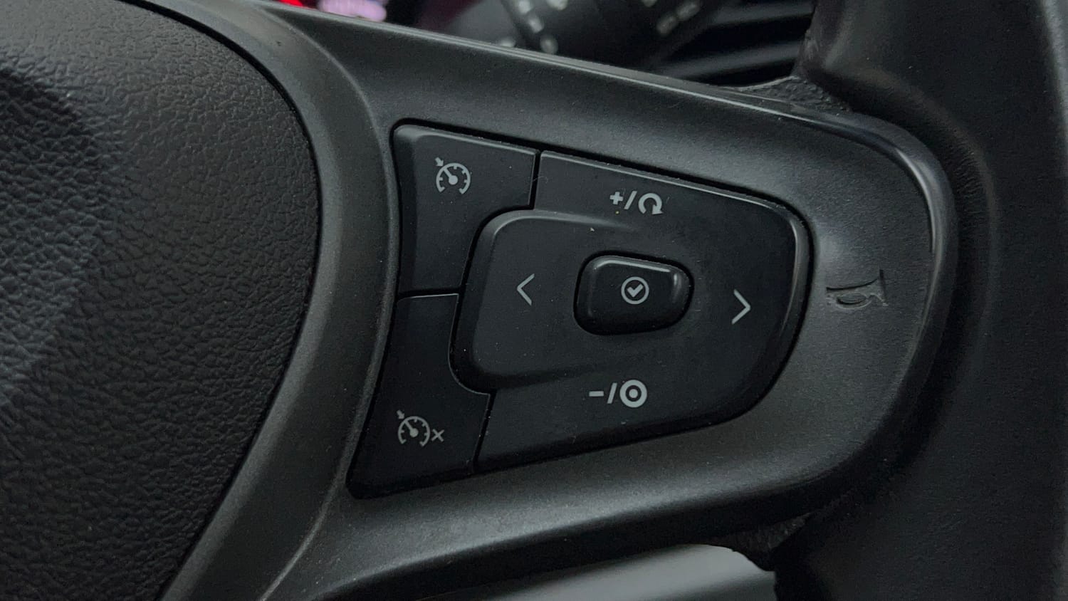 Used 2020 Tata Altroz XZ Petrol Petrol Manual top_features Cruise control