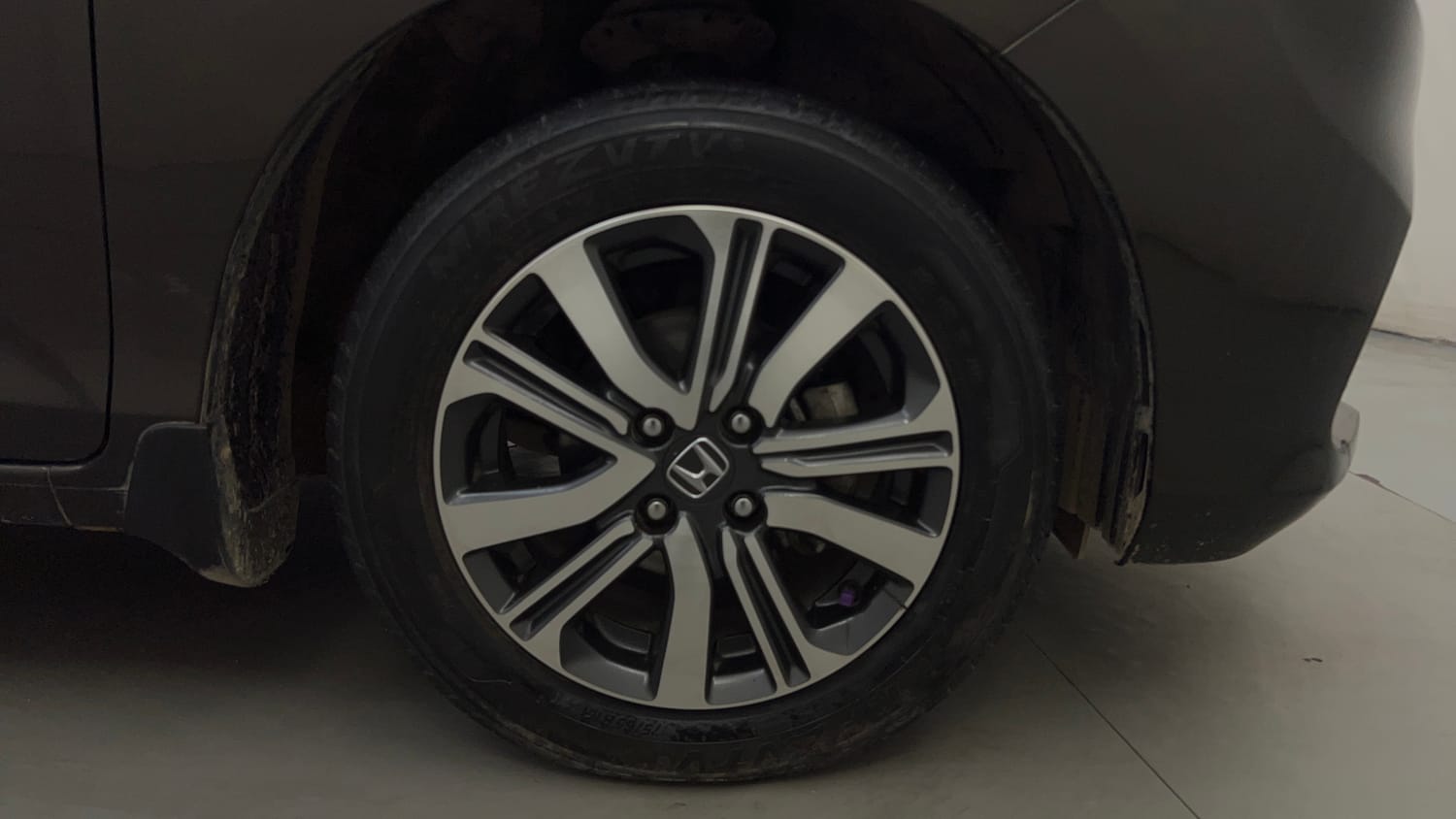 Used 2025 honda Amaze 2nd Generation VX 1.2 Petrol CVT Petrol Automatic tyres RIGHT FRONT TYRE RIM VIEW