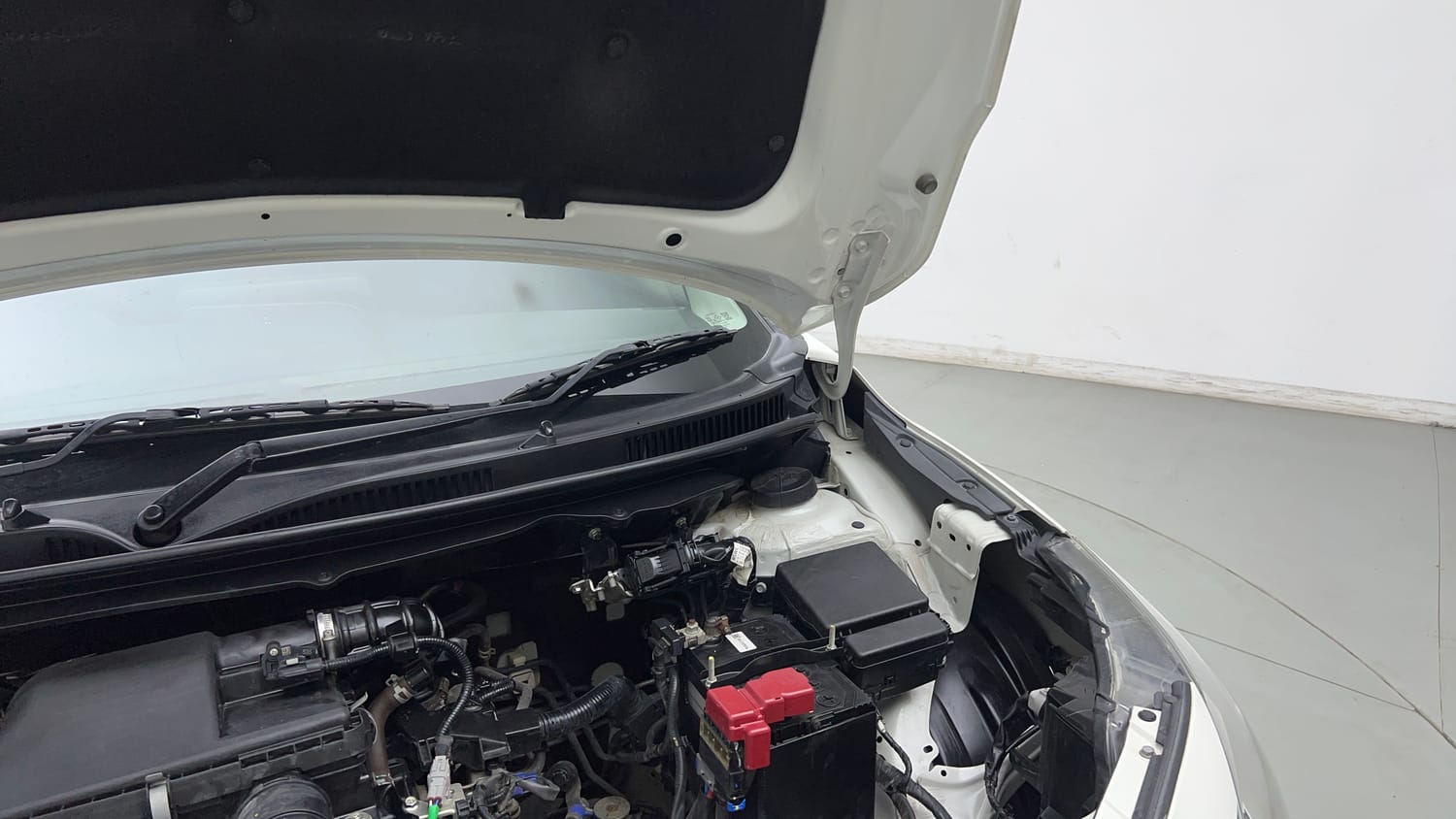 Used 2025 Maruti Suzuki Baleno Zeta MT Petrol Manual engine ENGINE LEFT SIDE HINGE & APRON VIEW