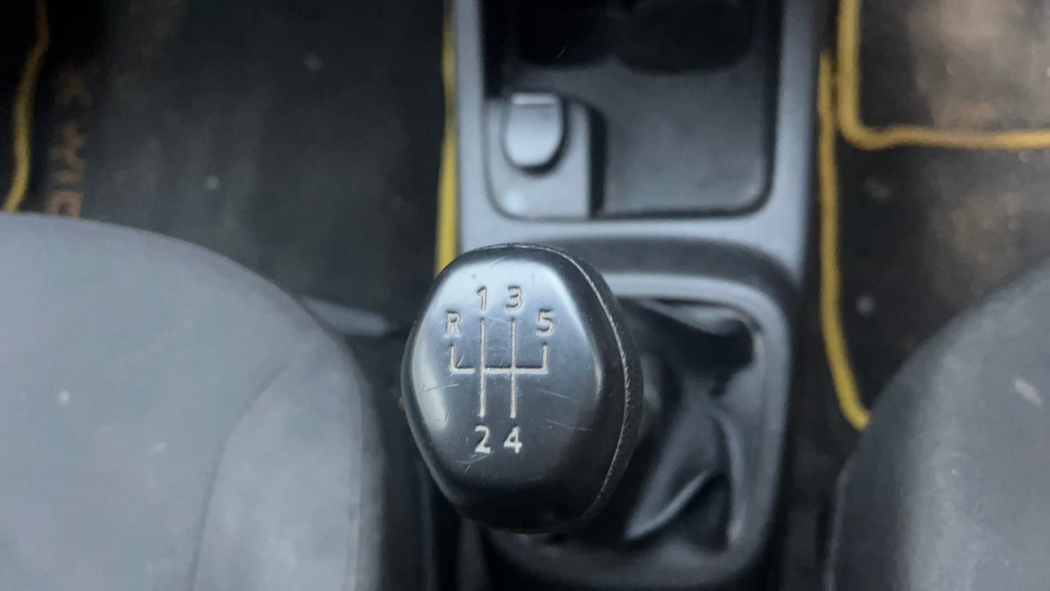 Used 2018 Renault Kwid 1.0 RXT Petrol Manual interior GEAR  KNOB VIEW