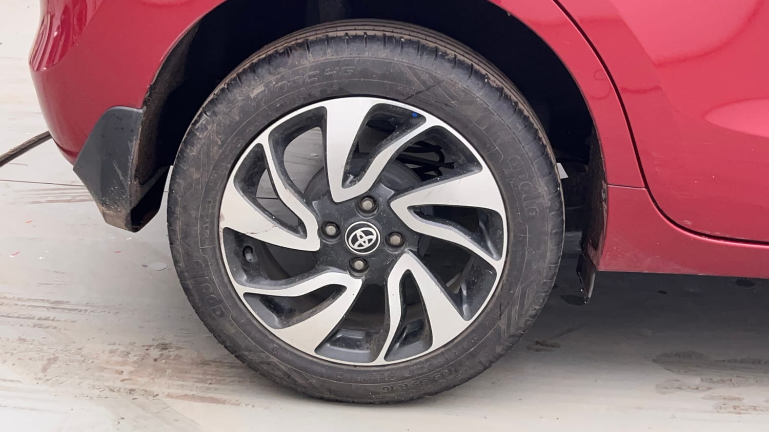 Used 2021 Toyota Glanza G Petrol Manual tyres RIGHT REAR TYRE RIM VIEW