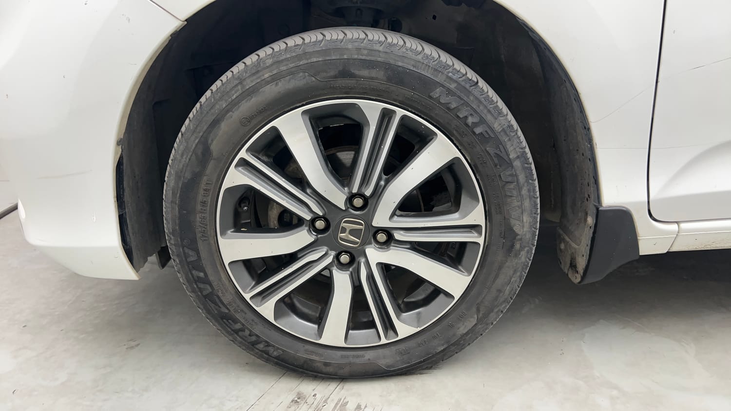 Used 2022 Honda Amaze VX CVT 1.2 Petrol Petrol Automatic tyres LEFT FRONT TYRE RIM VIEW