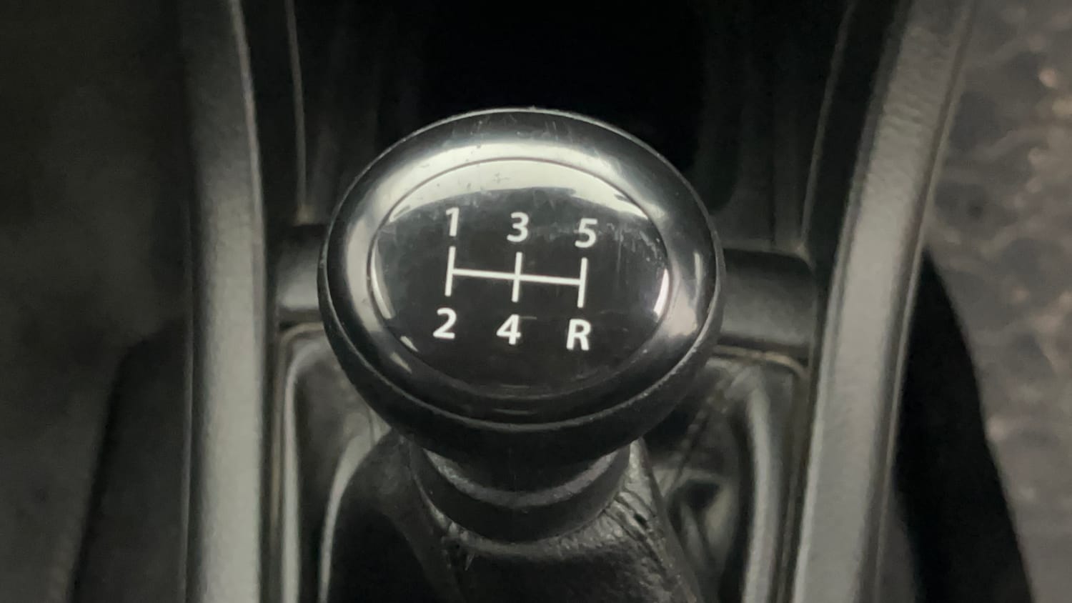 Used 2015 Maruti Suzuki Swift VXi Petrol Manual interior GEAR  KNOB VIEW