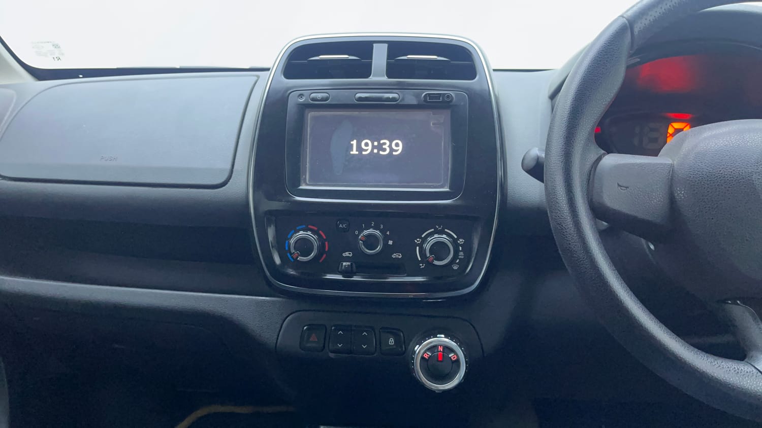 Used 2017 Renault Kwid 1.0 RXT AMT Petrol Automatic interior MUSIC SYSTEM & AC CONTROL VIEW
